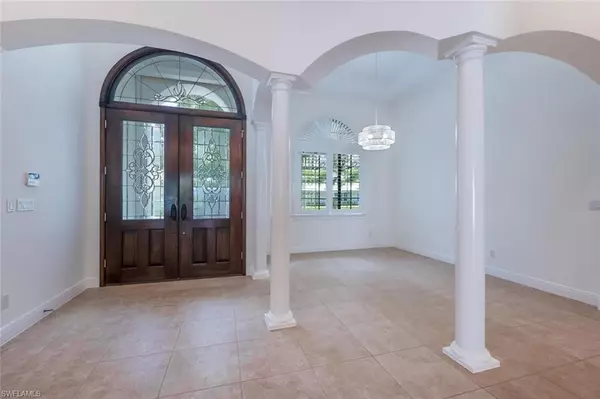 Naples, FL 34102,600 6th AVE N