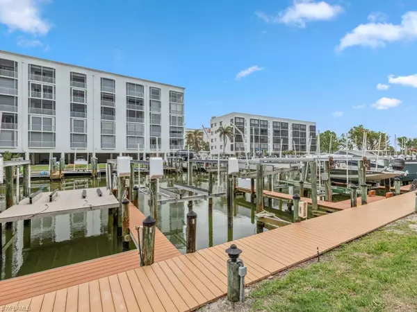 Fort Myers Beach, FL 33931,4192 Bay Beach LN #892