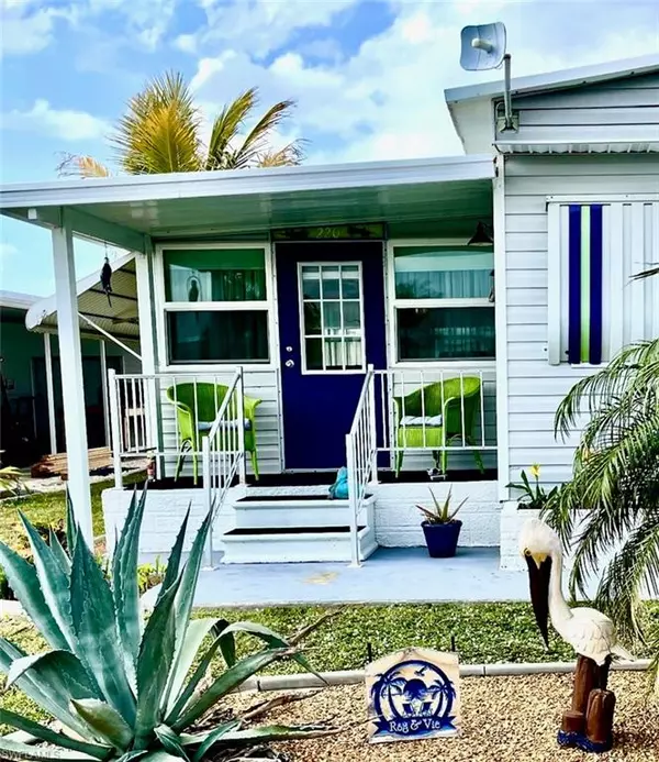 Fort Myers, FL 33908,220 Derwent BLVD