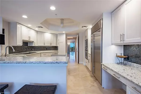 Naples, FL 34108,8473 Bay Colony DR #203