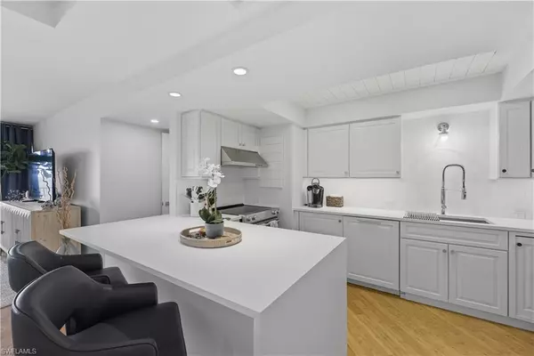 Naples, FL 34103,3443 Gulf Shore BLVD N #711