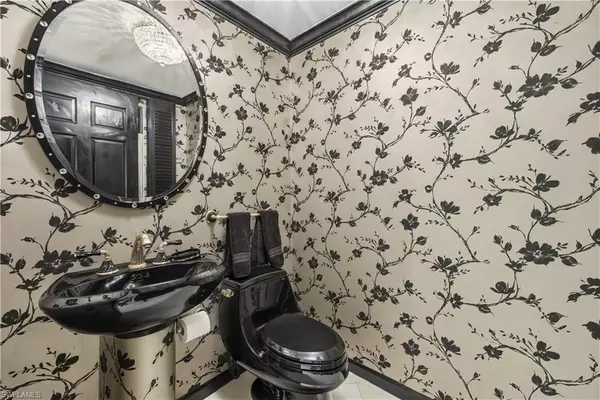 Naples, FL 34108,8990 Bay Colony DR #901