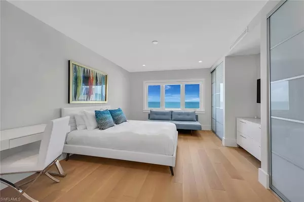 Naples, FL 34103,2885 Gulf Shore BLVD N #702