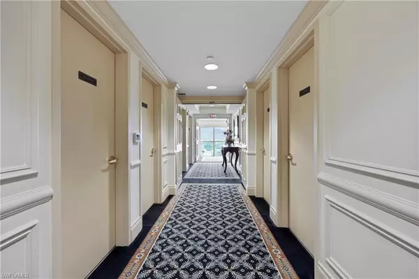 Naples, FL 34108,7117 Pelican Bay BLVD #1101