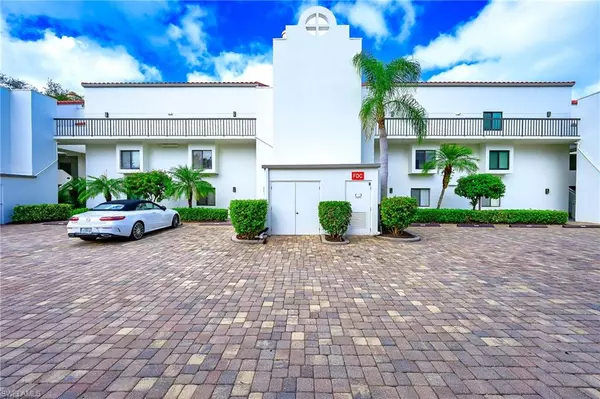 Naples, FL 34108,586 Beachwalk CIR #O-305