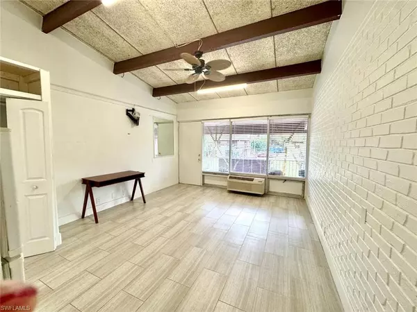 Naples, FL 34116,4050 Golden Gate PKWY #219