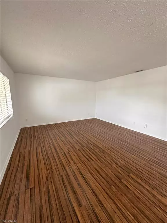 Naples, FL 34112,4629 Bayshore DR #J7