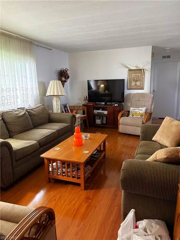 North Fort Myers, FL 33917,739 Leisure LN