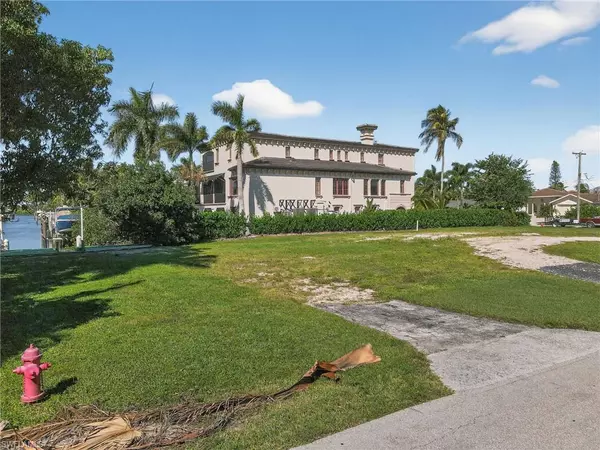 Naples, FL 34102,1585 Pelican AVE