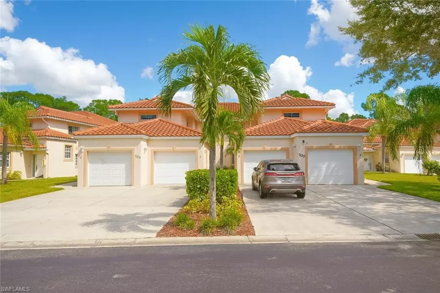 700 Luisa LN #2, Naples, FL 34104