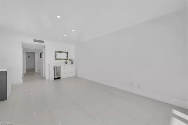 Naples, FL 34103,2800 Gulf Shore BLVD N #101