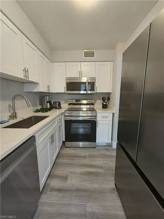 Naples, FL 34102,548 Broad AVE S #548