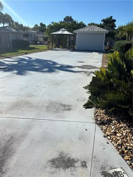10002 Parkwood DR, Fort Myers, FL 33905