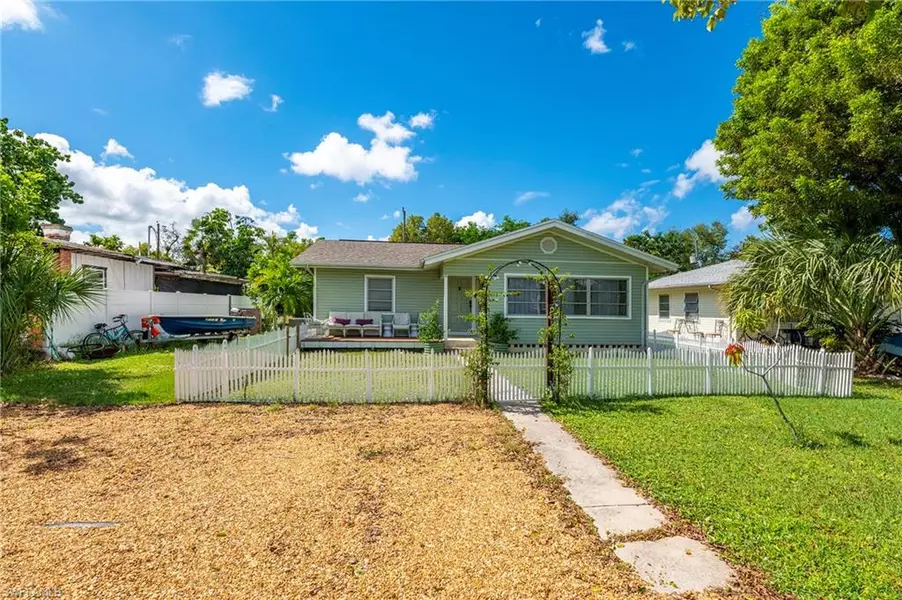 2432 Washington AVE, Naples, FL 34112