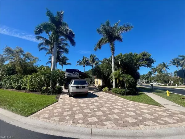 4843 Carriage CT, Naples, FL 34114