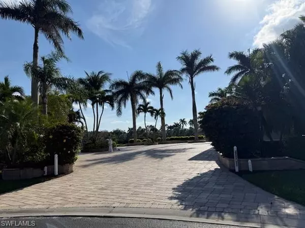 4801 Corian CT, Naples, FL 34114