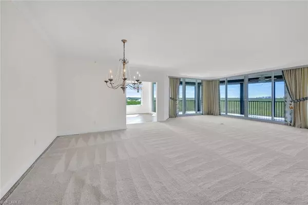 Naples, FL 34110,425 Cove Tower DR #701