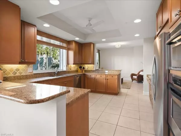 Naples, FL 34110,425 Cove Tower DR #304