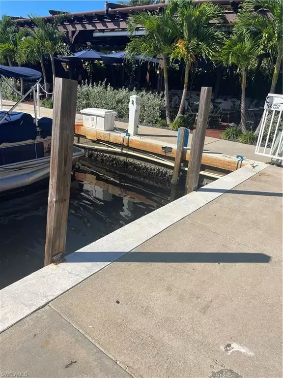 Naples, FL 34102,900 Broad AVE S