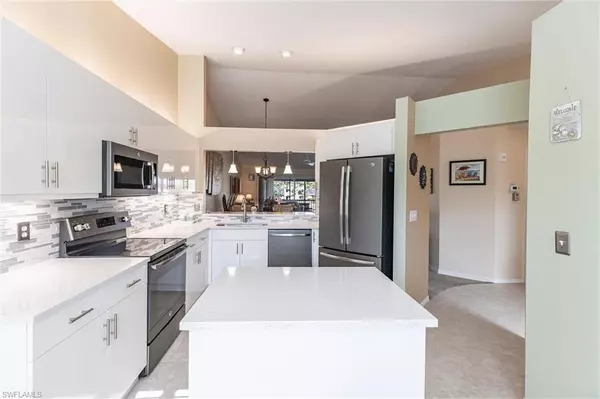 940 Woodshire LN #M10, Naples, FL 34105