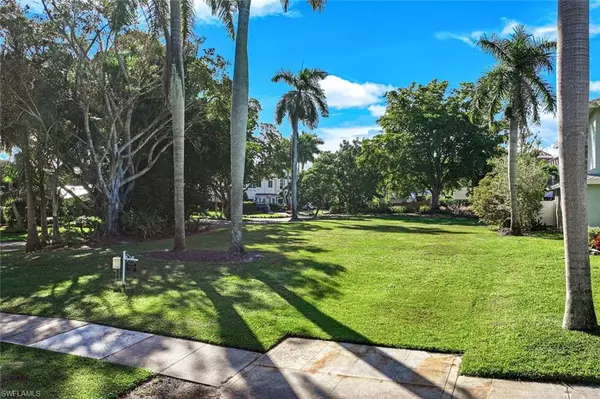 Naples, FL 34102,490 1st AVE S