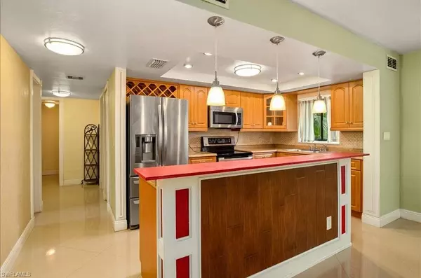 Naples, FL 34112,4300 Gulfstream DR #1B