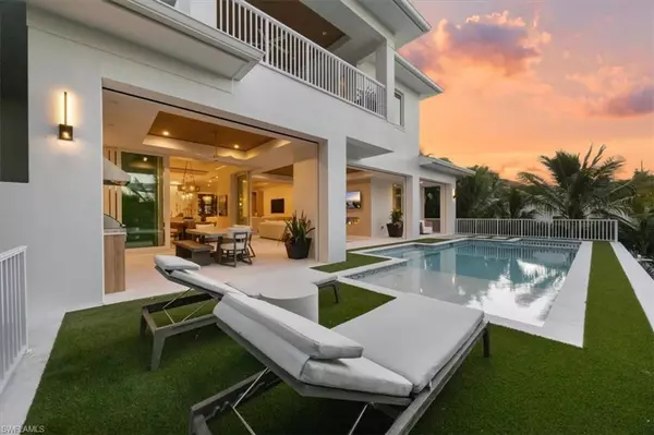 Naples, FL 34102,493 8th AVE S