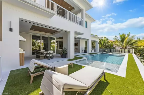 Naples, FL 34102,493 8th AVE S