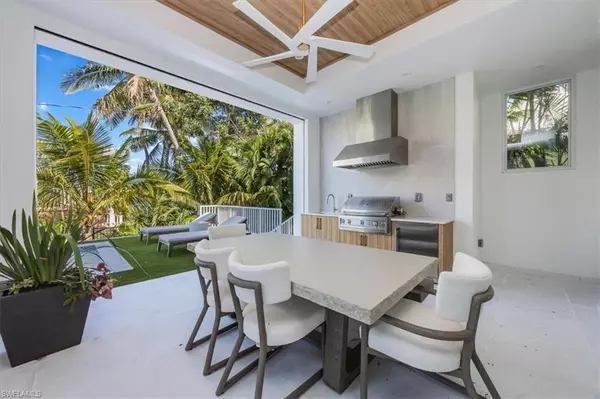 Naples, FL 34102,493 8th AVE S