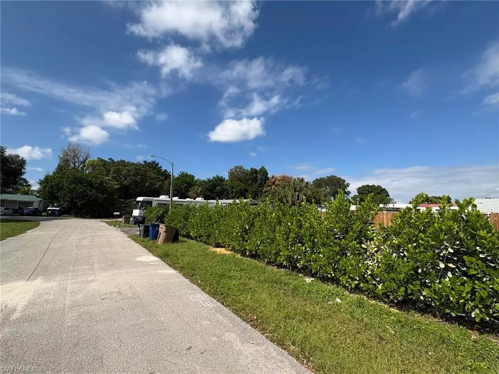 Lehigh Acres, FL 33936,418 Cactus CIR