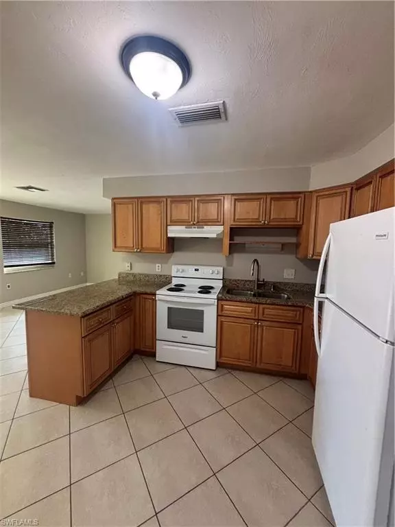 Fort Myers, FL 33905,12369-12377 1st ST #C