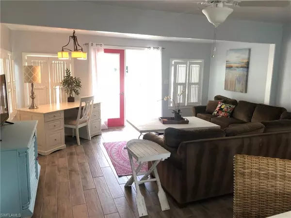 Naples, FL 34102,981 8th TER N