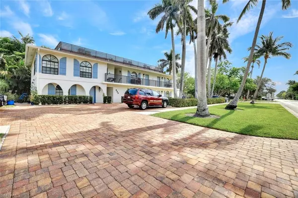 Naples, FL 34102,655 8th AVE S #6