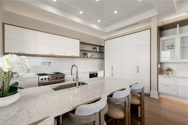 Naples, FL 34102,201 8th ST S #301