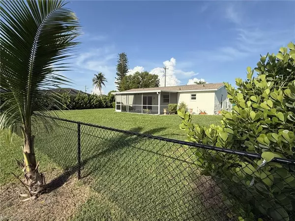 Cape Coral, FL 33990,525 SE 11th CT