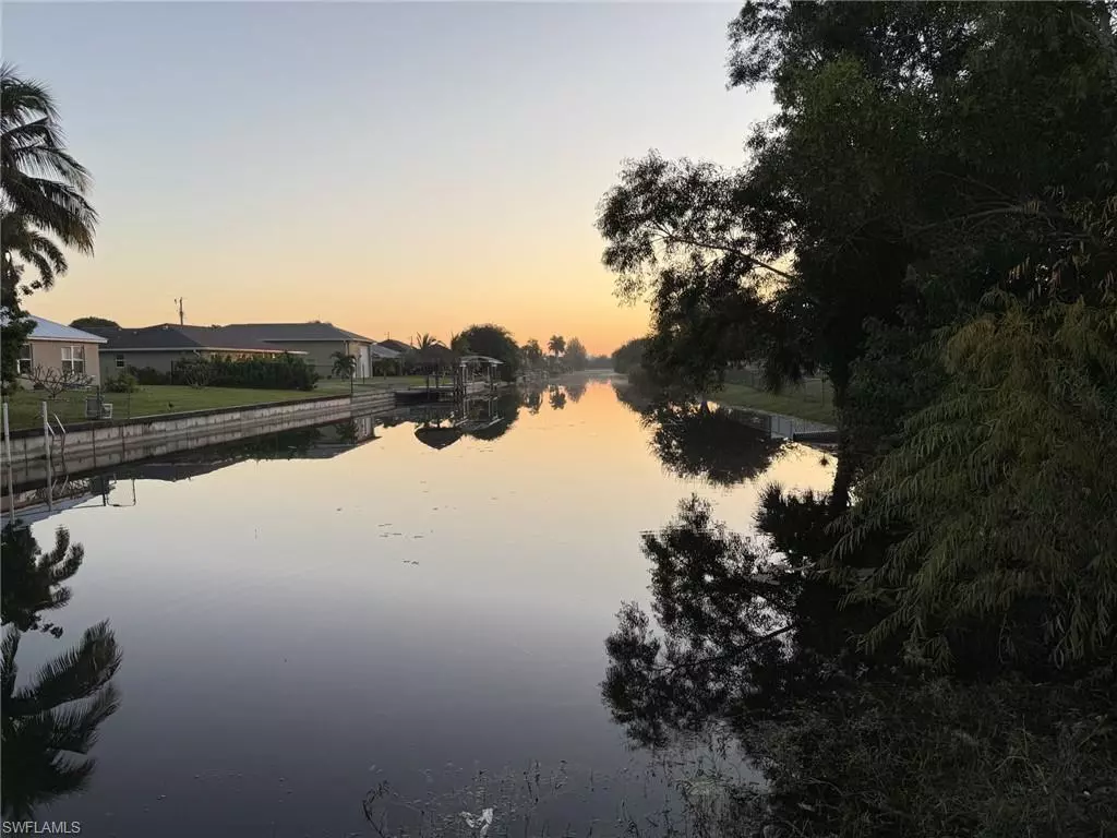 Cape Coral, FL 33990,525 SE 11th CT