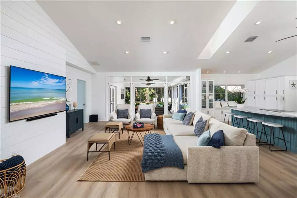 Naples, FL 34102,339 4th AVE N