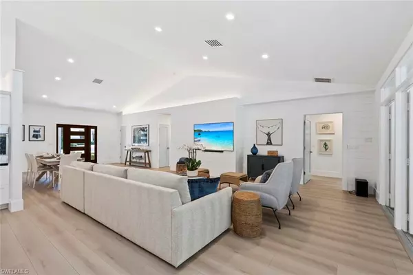 Naples, FL 34102,339 4th AVE N