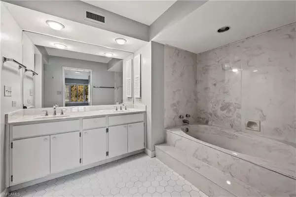 Naples, FL 34105,100 Wyndemere WAY #A203