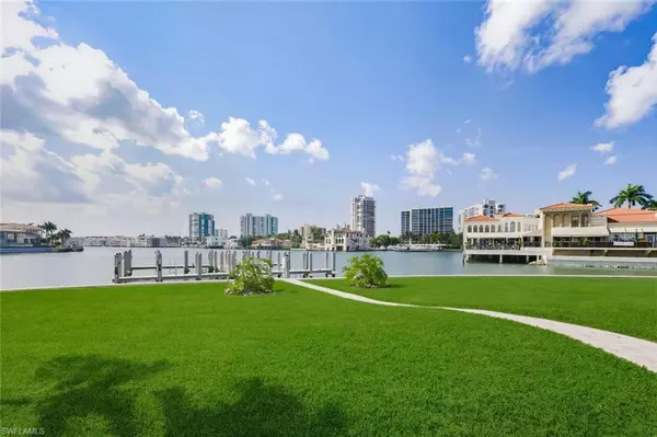 Naples, FL 34103,250 Park Shore DR E #101