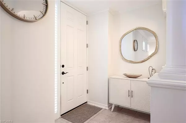 Naples, FL 34108,900 L Ambiance CIR #9-106