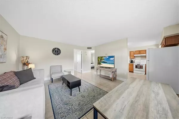 Naples, FL 34105,3325 Airport RD #U4