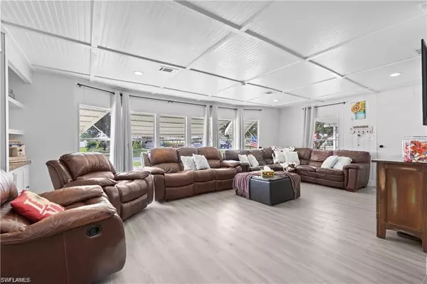 23 Derhenson DR, Naples, FL 34114