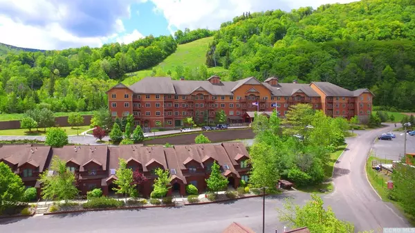 62 Liftside Dr #205f2, Hunter, NY 12442