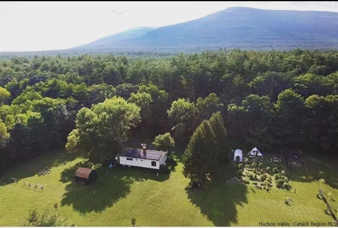 Saugerties, NY 12477,52 Pine LN