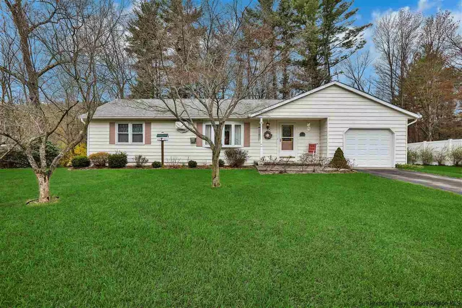 25 Colonial DR, Tillson, NY 12486