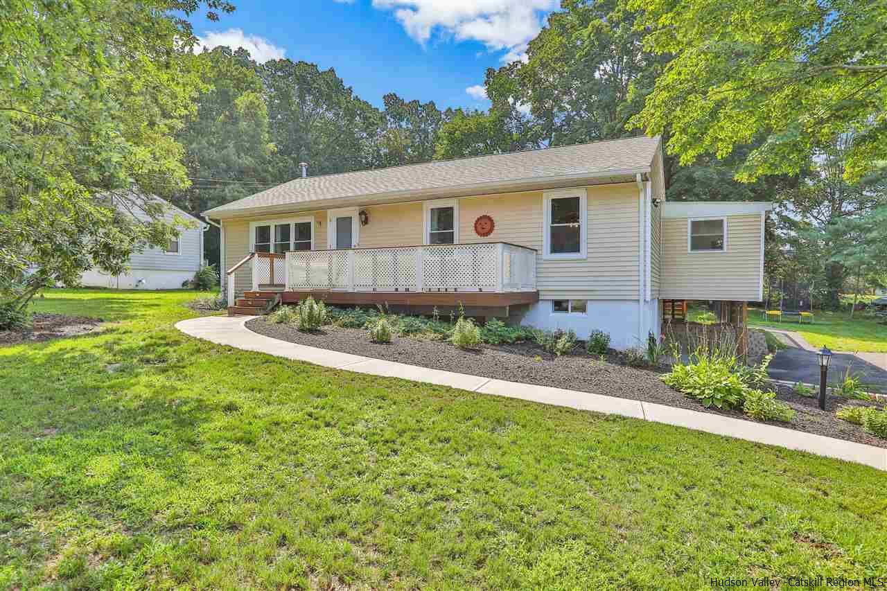 4 Dogwood LN, Hyde Park, NY 12538