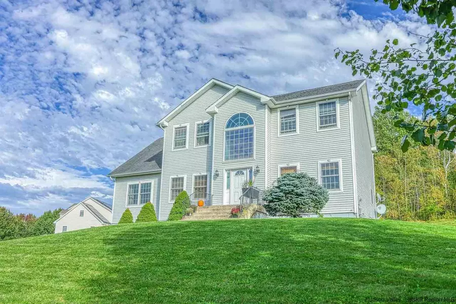 13 Hudson LN, Highland, NY 12528