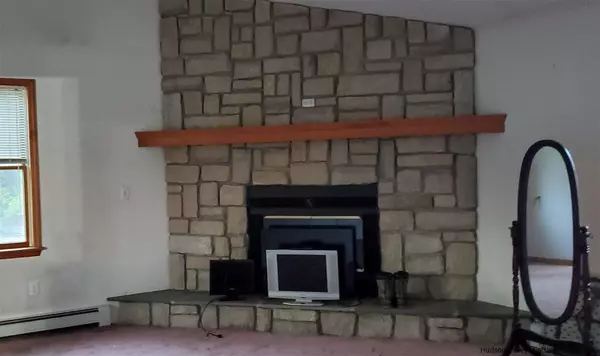 Highland, NY 12528,9 Sara LN