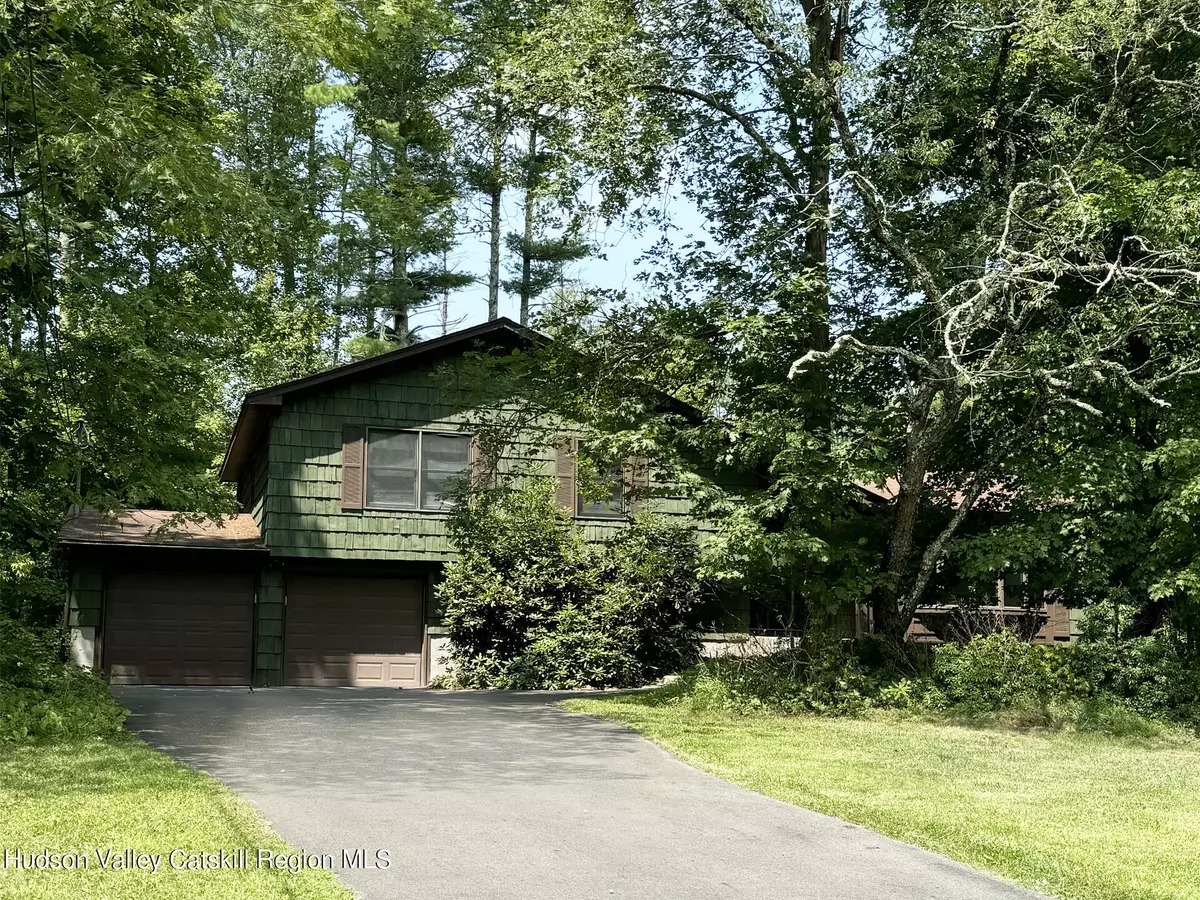 West Hurley, NY 12491,8 Hedgerow CT